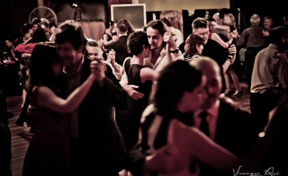 Guia rápido para não se sentir estranho num baile de tango